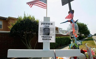 La justice va engager des poursuites mercredi contre George Zimmerman, l'homme qui a tué Trayvon Martin, un mois et demi après le meurtre en Floride de ce jeune Noir qui suscite une vive émotion aux Etats-Unis.