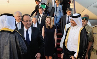 François Hollande et Valérie Trierweiler arrivent à Doha, au Qatar, le 22 juin 2013.