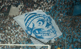 Un drapeau de l'OM au stade Vélodrome un soir de match.