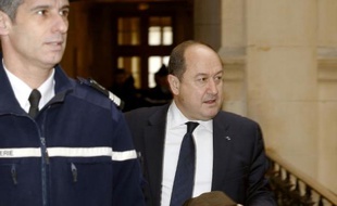 Le parquet a requis mardi une amende de 5.000 euros à l'encontre de l'ancien patron du renseignement, Bernard Squarcini, qui comparaissait devant le tribunal correctionnel de Paris pour avoir réquisitionné illégalement les factures détaillées d'un journaliste du Monde.