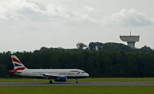La compagnie aérienne British Airways a annoncé mardi son intention de supprimer environ 400 emplois parmi son personnel de cabine dans le cadre d'un plan de départ volontaire.