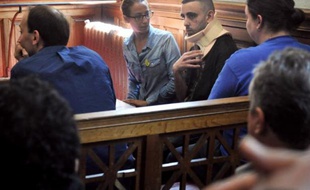Le parquet d'Agen a ouvert une information judiciaire mercredi soir à la demande du tribunal correctionnel de la ville, après l'agression dimanche de deux personnes par cinq membres ou sympathisants du groupe d'extrême droite radicale Troisième Voie, a-t-on appris de source judiciaire.