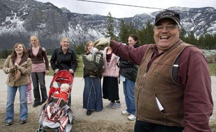 Winston Blackmore, «évèque» de la communauté mormone dissidente canadienne de Bountiful, ici avec six de ses filles (sur 136 enfants)