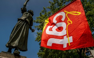 La statue de Jeanne Maillote tient un drapeau de la CGT devant le palais de justice de Lille, le 9 juin 2016