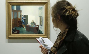 Une femme devant «Office at night» (1940) à la rétrospective d'Edward Hopper au Grand Palais, le 8 octobre 2012.