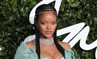 La chanteuse Rihanna aux Fashion Awards à Londres