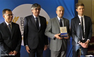 La remise du trophée d'European Best destination 2015 à la ville de Bordeaux