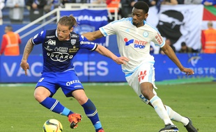 Abou Diaby à la lutte avec Mehdi Mostefa à Bastia le 3 avril 2016