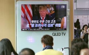 Des Sud-coréens regardent le président américain Donoald Trump à la télévision, le 9 août 2017 à Séoul. La Corée du Nord a averti ce jour-là qu'elle pourrait tirer des missiles près de l'île américaine de Guam, alors que Donald Trump a promis au régime nord-coréen "le feu et la colère" .