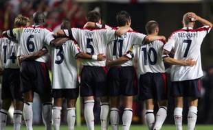L'équipe d'Angleterre lors d'une séance de tirs au but contre le Portugal, le 24 juin 2004 à Lisbonne.