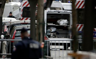 Des corps sont évacués en ambulance du Bataclan le 14 novembre 2015 à Paris