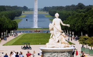 L'installation "Waterfall" de l'artiste Olafur Eliasson dans les jardins de Versailles, le 8 juin 2016