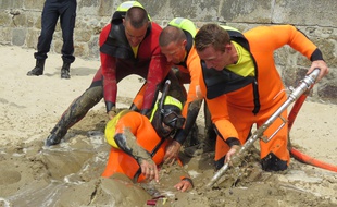 La lance de désensablement envoie de l'eau dans le sable afin de le liquéfier, permettant aux pompiers de dégager rapidement la victime.