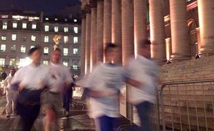 Une course nocturne à Paris, en 1998.