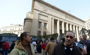 Adel Fahmy (droite), le frère du journaliste d'Al-Jazeera Mohamed Fahmy, lors du procès de ce dernier au Caire le 1er janvier 2015