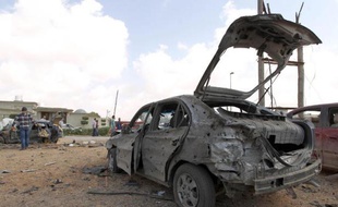 Carcasse de voiture après l'attentat qui a tué au moins sept militaires à Benghazi en Libye, le 17 mars 2014