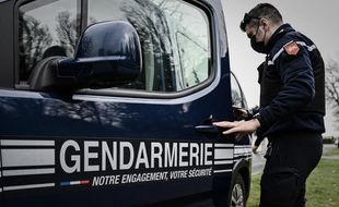 Un véhicule de gendarmerie et un gendarme, ici en Gironde. (illustration)