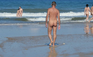 Illustration d'une plage naturiste.