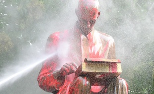 La statue d'un célèbre journaliste italien a été aspergée de peinture rouge par des inconnus l'accusant de "racisme".