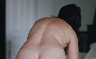 Une femme pose nue pour le projet «1001 fesse»