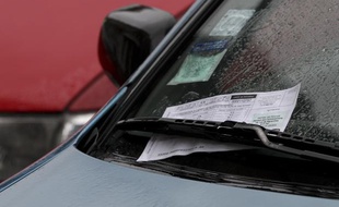 Une contravention sur une voiture à Paris.