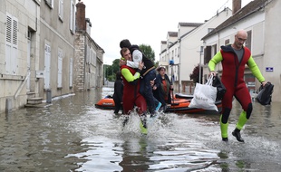 Des sauveteurs évacuent des résidents à Souppes-sur-Loing, le 1er juin.