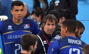 L'équipe de France de volley avec le coach Laurent Tillie en juillet 2017.