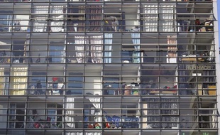 Une tour d'habitation privée à la Défense, près de Paris en novembre 2011.