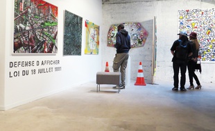 L'exposition reproduit le décor urbain au sein même de la galerie.