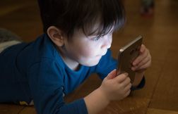 Voici à quel âge un enfant devrait recevoir son premier smartphone