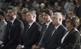 Justin Trudeau (au centre) lors de la cérémonie d'hommage d'Edmonton (Alberta), le 12 janvier 2020.