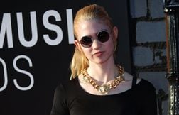 Grimes surprend ses fans avec un tatouage au visage « innovant »
