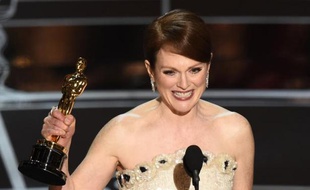 Julianne Moore avec l'Oscar de la meilleure actrice le 22 février 2015 à Hollywood