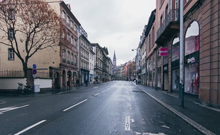 La rue du la Nuée-Bleue à Strasbourg, vidée de ses voitures.