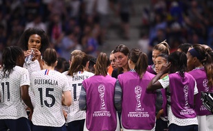 L'équipe de France, en pleine discussion lors du match contre le Brésil.