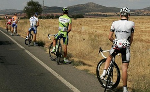Ces coureurs ont-ils été verbalisés pour cette pause pipi sur la 17e étape du tour d'Espagne, le 16 septembre 2009 ? (Illustration)