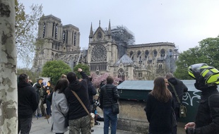 De nombreux passants sont venus prendre des photos, se recueillir ou simplement voir de leur propres yeux Notre-Dame de Pars au lendemain matin de l'incendie