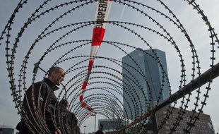 Policiers et barbelés devant le nouveau siège de la Banque centrale européenne à Francfort, en Allemagne, le 17 mars 2015