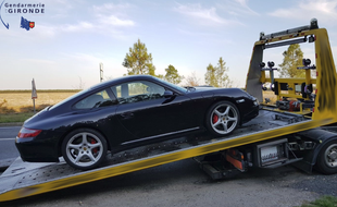 La voiture en question, une Porsche, a été immobilisée.