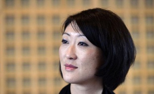 La ministre de l'Economie numérique, Fleur Pellerin, a mis en garde mercredi contre des "peurs irrationnelles" liées aux ondes radioélectriques, dont "la dangerosité n'est pas scientifiquement étayée", tout en promouvant les kits mains libres pour réduire l'exposition.