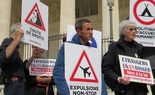 Les manifestants avec leurs pancartes du « Code de la honte ».