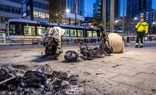 Les émeutes à Rotterdam vendredi soir ont laissé des traces dans les rues.
