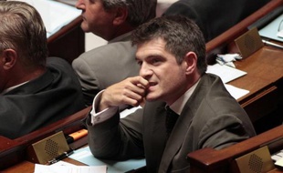 Benoist Apparu, secrétaire d'Etat au Logement, a pris ses distances vendredi avec la proposition de loi pénalisant la contestation de tout génocide qui a provoqué la colère de la Turquie, estimant qu'il ne revenait "jamais aux politiques de faire l'histoire".