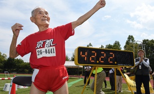 Hidekichi Miyazaki imite la pose d'Usain Bolt après avoir battu le reord du 100m des plus de 105 ans lors de la Kyoto Masters Autumn Competiton, le 23 septembre 2015.