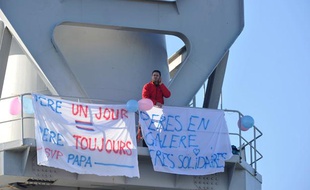 Nicolas Moreno, membre de l'association «SVP Papa», est retranché dans une grue Titan sur les chantiers navals de Nantes, le 16 février 2013.