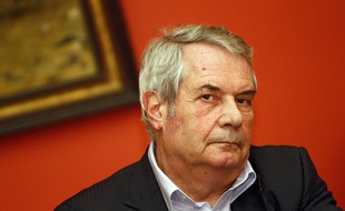 Wasquehal, le 12 décembre 2011. Le maire de la commune, Gérard Vignoble, préside un Conseil municipal avec pour principal ordre du jour le vote du budget 2012 alors qu'un rapport de la Cour Régionale des Comptes (CRC) pointe du doigt la mauvaise gestion de la ville. Une adjointe au maire, Stéphanie Ducret, a porté plainte auprès du Procureur de la République de Lille.