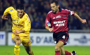 Christophe Le Roux, alors sous le maillot de l'En Avant Guingamp, à la lutte avec le FC Nantes de Jérémy Toulalan en décembre 2003.