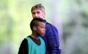 Gérard Prêcheur, l'ancien directeur de l'INF Clairefontaine, lors d'une séance d'entraînement avec les jeunes du centre.