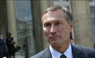 Jean-Marie Bockel – Passé de gauche à droite, il garde sa mairie de Mulhouse
Le secrétaire d'Etat à la Coopération a conservé de peu sa mairie dans une triangulaire dangereuse. Il l'emporte avec 43,16% des voix. Son adversaire socialiste Pierre Freyburger arrive juste derrière avec 42,57% des suffrages.