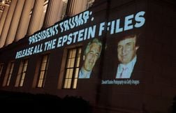 De nouvelles images prouvent qu’Epstein était présent au mariage de Trump